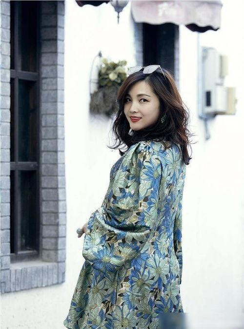 演员田瑞丝袜,丝袜映衬下的时尚演绎