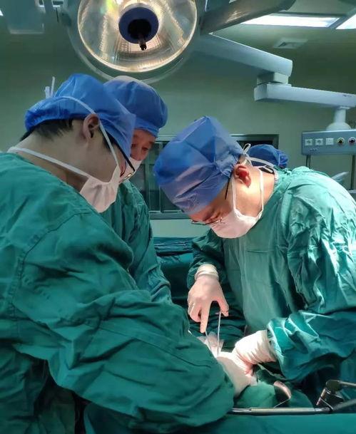 av医生给病人检查,揭示患者健康之谜