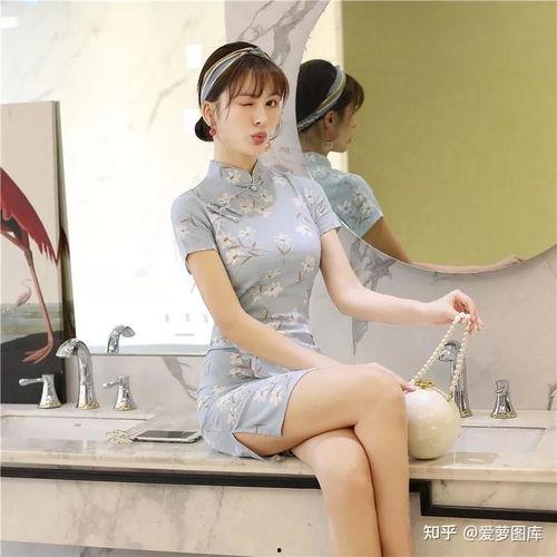 旗袍配白色丝袜,白色丝袜映衬下的旗袍风情